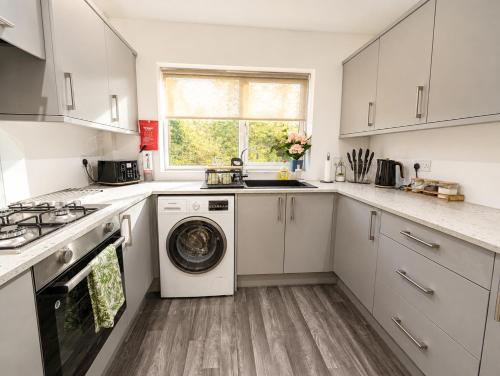 Modern 4-Bed House, Free Parking & WiFi in Swinton, Manchester (photo 5)