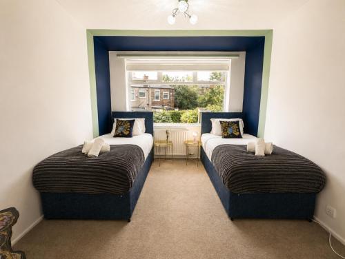 Modern 4-Bed House, Free Parking & WiFi in Swinton, Manchester (photo 2)