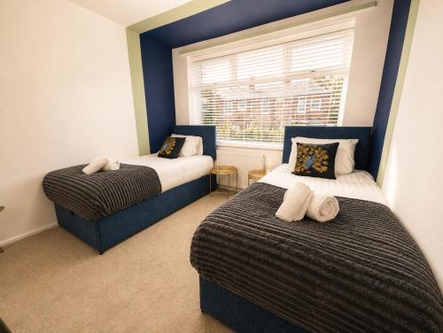 Modern 4-Bed House, Free Parking & WiFi in Swinton, Manchester (photo 6)