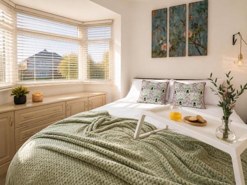 Modern 4-Bed House, Free Parking & WiFi in Swinton, Манчестер