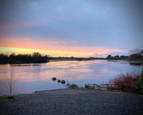 景觀, Quiet Riverside Stopover by the Shannon in 羅斯開