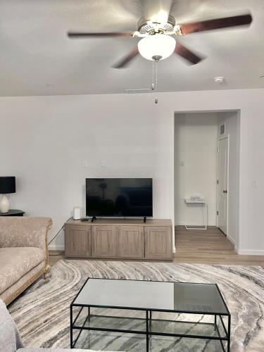 Bailey's Place - 4 Beds - 2 Bath with Garage Nat'l Parks and Corp Ready in Reedley