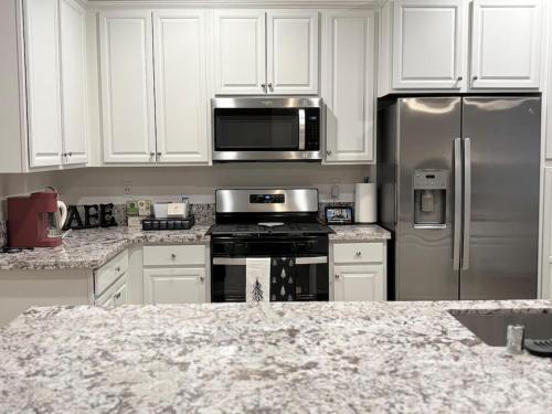 Bailey's Place - 4 Beds - 2 Bath with Garage Nat'l Parks and Corp Ready in Reedley