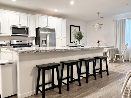 Bailey's Place - 4 Beds - 2 Bath with Garage Nat'l Parks and Corp Ready in Reedley