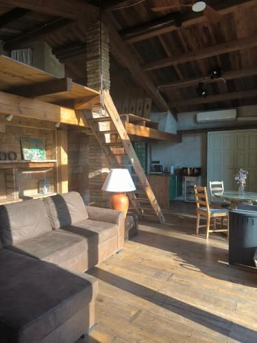 Can Cirili Rustic Romantic apartment for couples or family events in Bordils