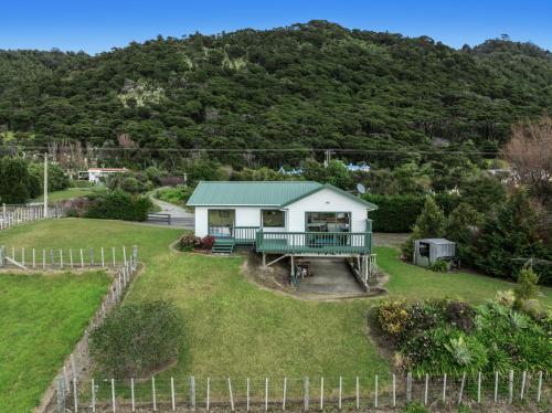 A szálláshely kívülről, Little Kowhai - Te Kaha Holiday Home in Te Kaha