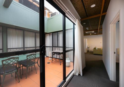 فندق وشقة فندقية بيلكونن واي (Belconnen Way Hotel & Serviced Apartments) in بلكونين