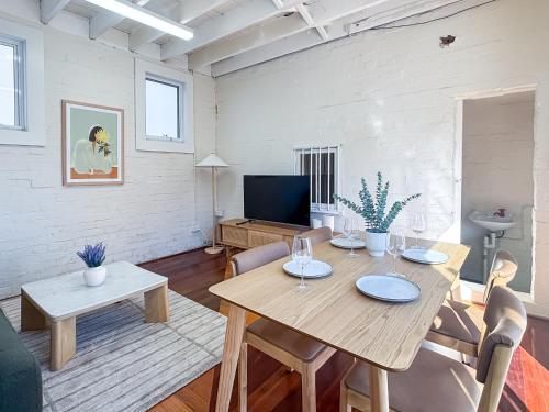 Shared lounge/TV area, SAREH ACCOMMODATION - Balmain near Ecco Restaurant