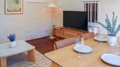 Shared lounge/TV area, SAREH ACCOMMODATION - Balmain near Ecco Restaurant