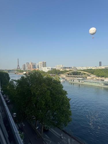 Vue Panoramique Seine et Tour Eiffel - 7e Étage