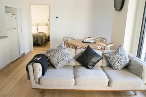 Charming 2 Bedroom Apartment In Richmond Close to MCG - image 2