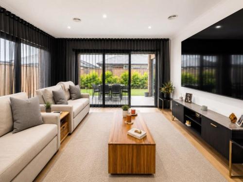 Spacious 4-Bedroom Family Home in Manor Lakes in Manor Lakes