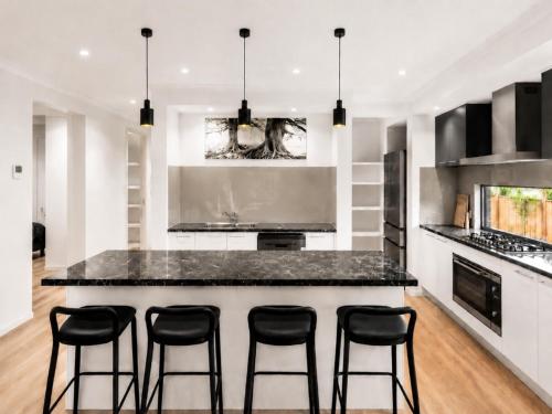 Spacious 4-Bedroom Family Home in Manor Lakes in Manor Lakes