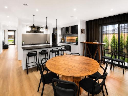 Spacious 4-Bedroom Family Home in Manor Lakes in Manor Lakes