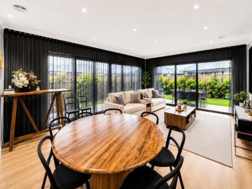 Spacious 4-Bedroom Family Home in Manor Lakes in Manor Lakes