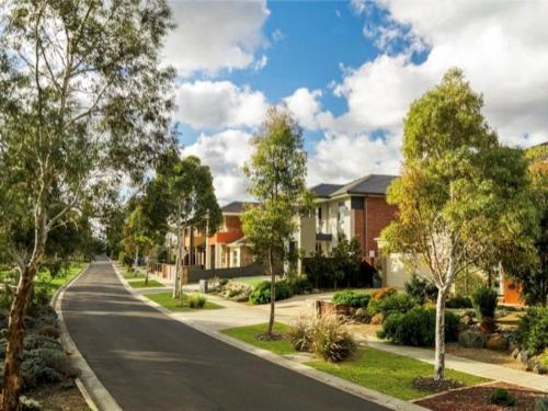 Spacious 4-Bedroom Family Home in Manor Lakes in Manor Lakes
