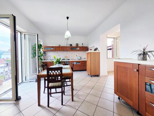 köök, AA Guest - Caiazzo Mountain Views Eco Apartment in Caiazzo