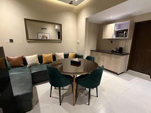 Hamsun Shahrah-e-Faisal – Karachi, TX