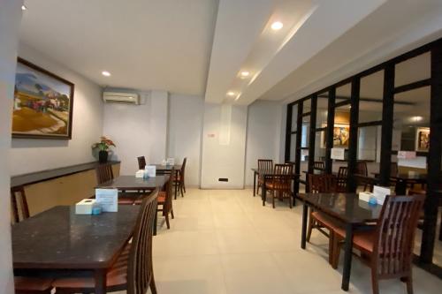 Restaurant, Townhouse Oak Hotel Niaga Surabaya near Catering D'SAMBAL ABI Ketering 24 JAM