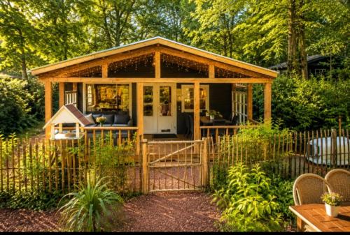 Chalet Bosrust met serre & privéparking Natuur nabij Maastricht, Lanaken