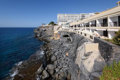 Pearly Grey Ocean Club Apartments & Suites - image 2