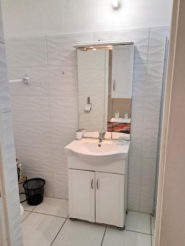 ห้องน้ำ, Maison confortable à Le Moule avec piscine partagée (Maison confortable a Le Moule avec piscine partagee) in เลอ มูล์