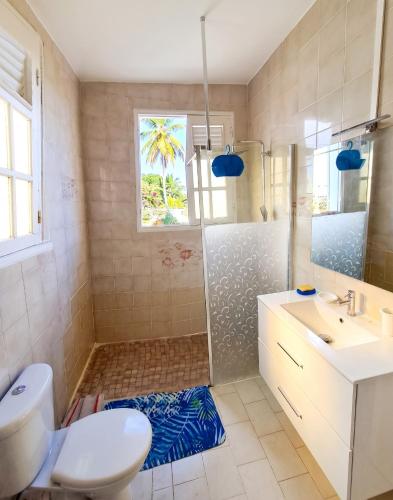 ห้องน้ำ, Maison confortable à Le Moule avec piscine partagée (Maison confortable a Le Moule avec piscine partagee) in เลอ มูล์