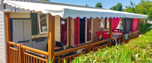 Bungalow Confortable à Fréjus avec Piscine Partagée