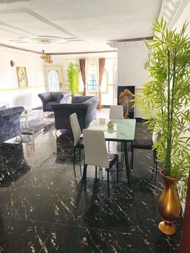 Golden fortune Hotel apartment in บัวอา