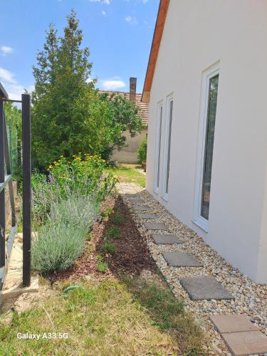 Garden House in Dég