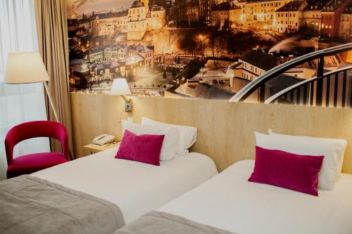 Standard Twin Room image 3