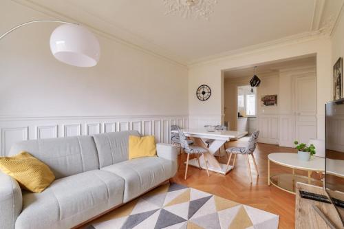 Parisian 2BR flat 100m to Notre Dame & Pantheon