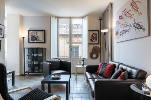 GuestHost - Modern Balcony Flat near the Center
