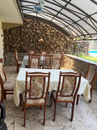 Exterior view, Yvette B&B in Garni