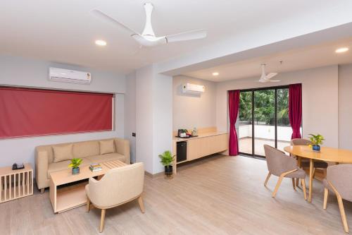 Ginger Thane in Thane
