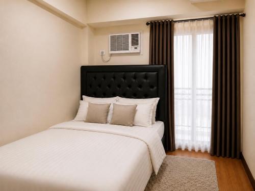 Modern 1BR Condo with Balcony & City View, Manille