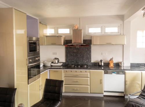 Küche, Comfortable Apartment with City View in Bel Air, 90 m² in Bel Air