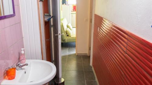 Kylpyhuone, Appartement charmant à Sainte-Marie, 37 m² + piscine partagée (Appartement charmant a Sainte-Marie, 37 m² + piscine partagee) in Sainte-Marie