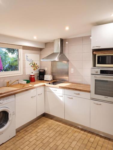 кухня, Studio charmant à Sainte-Anne avec piscine partagée - 60 m² (Studio charmant a Sainte-Anne avec piscine partagee - 60 m²) in Berard