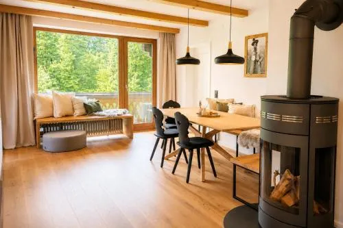 Die Watzmannsuite - Familienfreundliche Ferienwohnung in historischer Villa mit Kamin, Infrarotsauna, Balkon, Garten, nur 10 Gehminuten ins Zentrum von Berchtesgaden in Bischofswiesen, Deutschland