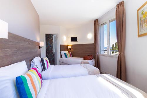 3 twin beds