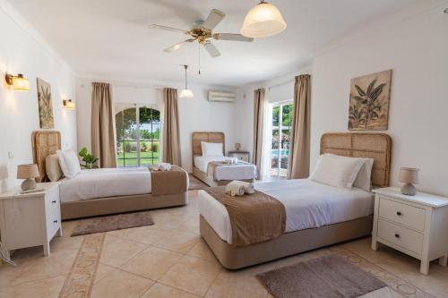 Villa Paraiso by Algarve Holidays in คาวีโร