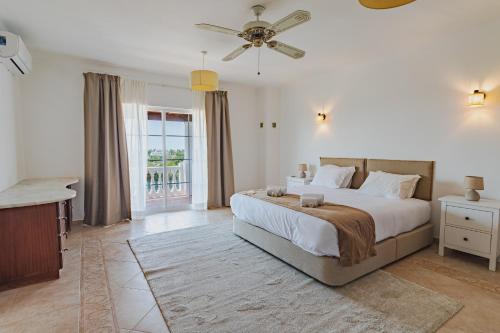 Villa Paraiso by Algarve Holidays in คาวีโร