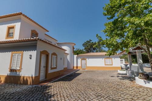 Villa Paraiso by Algarve Holidays in คาวีโร