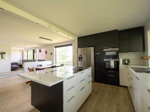 Spacious 4BR Home with Esja and Bay Views - Sleeps 8 in 林德賽爾