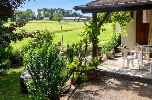 Maison de charme à Teyssieu avec cheminée et jardin. gîte à louer Le Verdier