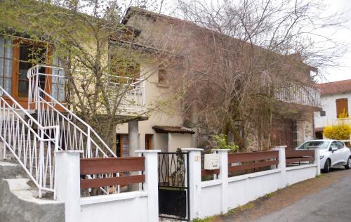 Maison de charme à Ferrières-Saint-Mary avec vue montagne gîte à louer Peyrusse