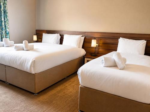 1 double bed, 1 twin bed