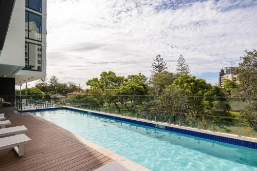 Beautiful 2BDR near the beach with Pool n Parking - image 4