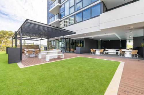 Beautiful 2BDR near the beach with Pool n Parking - image 3